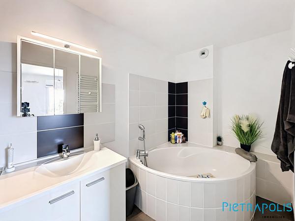 EXCLUSIVITÉ - SÈTE - LES SALINS : Appartement T4 vue étang, loggia, double garage