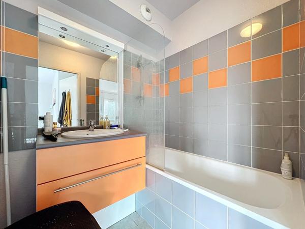 Appartement à vendre 2 pièces 42,98 m2 meublé à JUVIGNAC (34) résidence avec piscine secteur thermes + parking