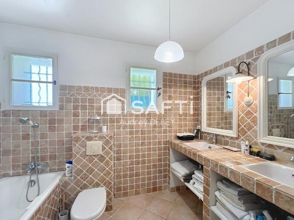 ÉLÉGANCE ET ESPACE À SANARY-SUR-MER : L’INVESTISSEMENT PATRIMONIAL EXCLUSIF PAR EXCELLENCE À 950 M DU PORT