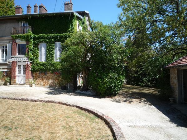 CHATEAU THIERRY  à vendre belle maison bourgeoise de 254 m2 dans un parc clos de 1372 m2