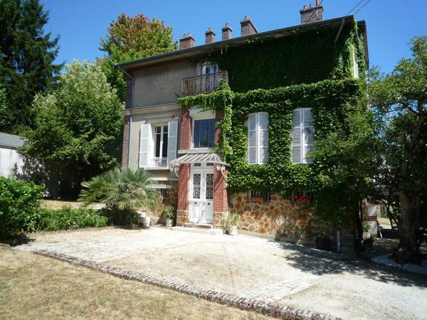 CHATEAU THIERRY  à vendre belle maison bourgeoise de 254 m2 dans un parc clos de 1372 m2