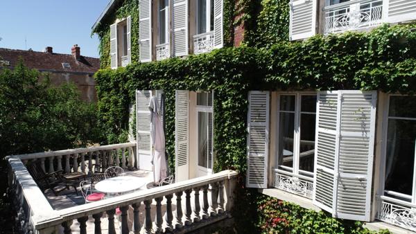 CHATEAU THIERRY  à vendre belle maison bourgeoise de 254 m2 dans un parc clos de 1372 m2