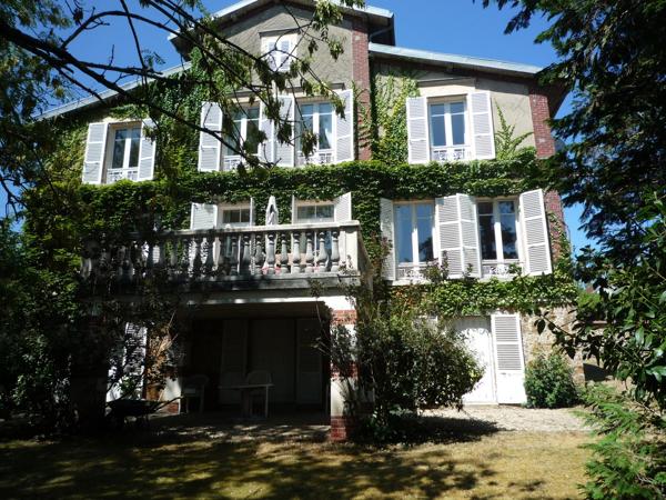 CHATEAU THIERRY  à vendre belle maison bourgeoise de 254 m2 dans un parc clos de 1372 m2