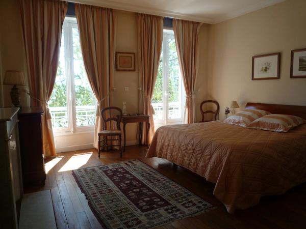 CHATEAU THIERRY  à vendre belle maison bourgeoise de 254 m2 dans un parc clos de 1372 m2