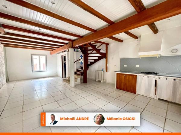 MAISON DE VILLAGE TRAVERSANTE AVEC PATIO ET GRAND GARAGE