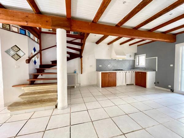 MAISON DE VILLAGE TRAVERSANTE AVEC PATIO ET GRAND GARAGE