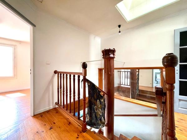 MAISON DE VILLAGE TRAVERSANTE AVEC PATIO ET GRAND GARAGE