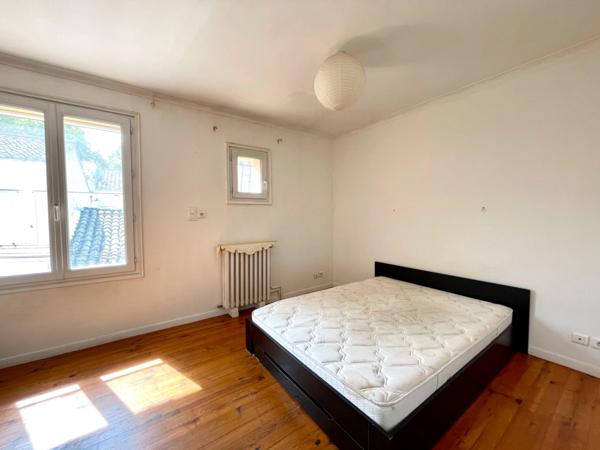 MAISON DE VILLAGE TRAVERSANTE AVEC PATIO ET GRAND GARAGE