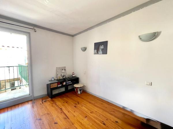 MAISON DE VILLAGE TRAVERSANTE AVEC PATIO ET GRAND GARAGE