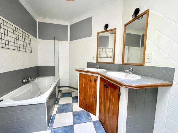 MAISON DE VILLAGE TRAVERSANTE AVEC PATIO ET GRAND GARAGE