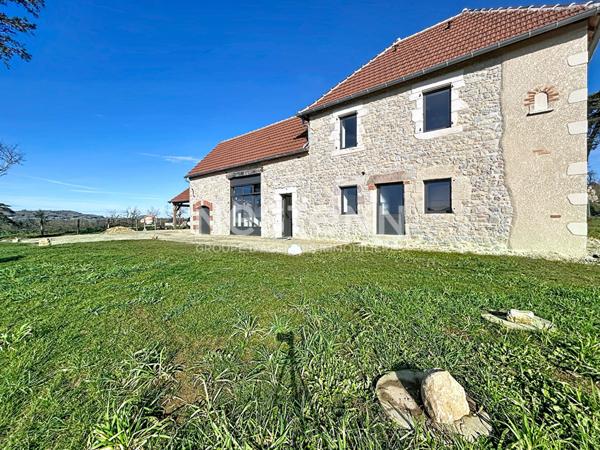 Maison en pierre de 1913 rénovée en 2025 à vendre Betaille : Vue exceptionnelle, DPE B, 3 chambres, décennales, pompe à chaleur avec chauffage au sol, matériaux et rénovation de qualité, Carport.