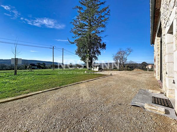 Maison en pierre de 1913 rénovée en 2025 à vendre Betaille : Vue exceptionnelle, DPE B, 3 chambres, décennales, pompe à chaleur avec chauffage au sol, matériaux et rénovation de qualité, Carport.