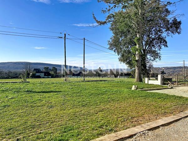 Maison en pierre de 1913 rénovée en 2025 à vendre Betaille : Vue exceptionnelle, DPE B, 3 chambres, décennales, pompe à chaleur avec chauffage au sol, matériaux et rénovation de qualité, Carport.