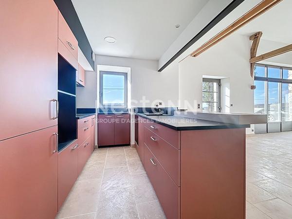 Maison en pierre de 1913 rénovée en 2025 à vendre Betaille : Vue exceptionnelle, DPE B, 3 chambres, décennales, pompe à chaleur avec chauffage au sol, matériaux et rénovation de qualité, Carport.