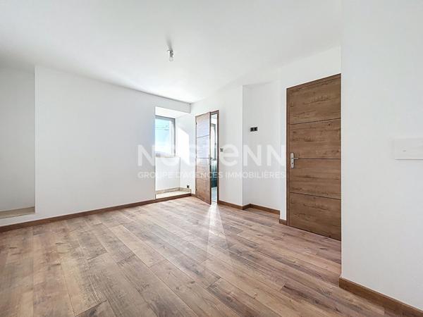 Maison en pierre de 1913 rénovée en 2025 à vendre Betaille : Vue exceptionnelle, DPE B, 3 chambres, décennales, pompe à chaleur avec chauffage au sol, matériaux et rénovation de qualité, Carport.