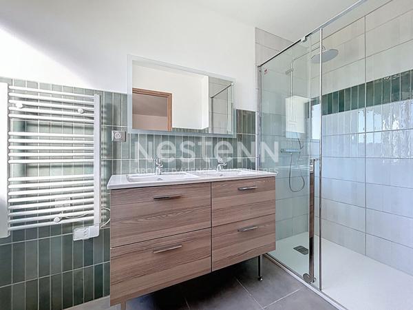 Maison en pierre de 1913 rénovée en 2025 à vendre Betaille : Vue exceptionnelle, DPE B, 3 chambres, décennales, pompe à chaleur avec chauffage au sol, matériaux et rénovation de qualité, Carport.