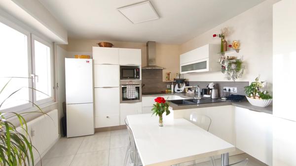 Magnifique appartement 4 pièces avec ses trois chambres et son garage totalement rénové!