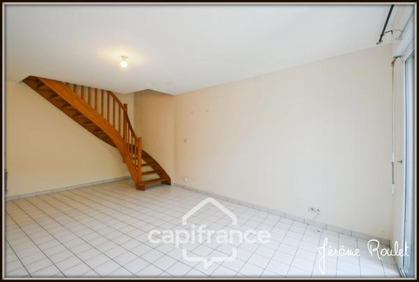 Dpt Vienne (86), à vendre NEUVILLE DE POITOU immeuble de rapport 5 logements indépendants avec cour - Terrain de 490,00 m²