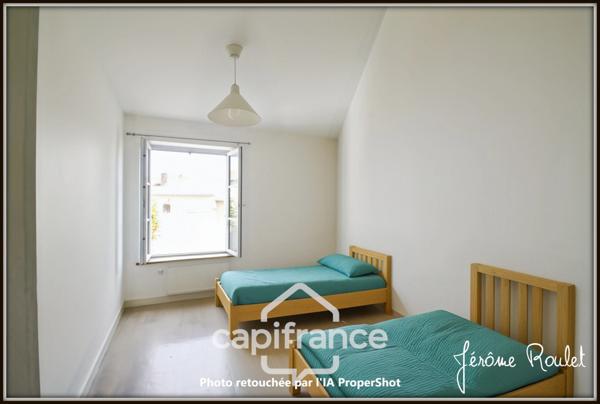 Dpt Vienne (86), à vendre NEUVILLE DE POITOU immeuble de rapport 5 logements indépendants avec cour - Terrain de 490,00 m²