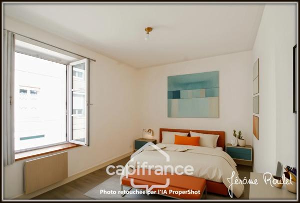 Dpt Vienne (86), à vendre NEUVILLE DE POITOU immeuble de rapport 5 logements indépendants avec cour - Terrain de 490,00 m²