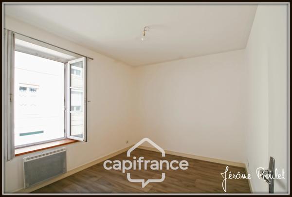 Dpt Vienne (86), à vendre NEUVILLE DE POITOU immeuble de rapport 5 logements indépendants avec cour - Terrain de 490,00 m²