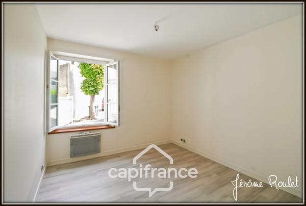 Dpt Vienne (86), à vendre NEUVILLE DE POITOU immeuble de rapport 5 logements indépendants avec cour - Terrain de 490,00 m²