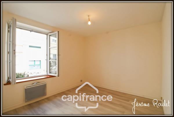 Dpt Vienne (86), à vendre NEUVILLE DE POITOU immeuble de rapport 5 logements indépendants avec cour - Terrain de 490,00 m²