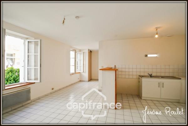 Dpt Vienne (86), à vendre NEUVILLE DE POITOU immeuble de rapport 5 logements indépendants avec cour - Terrain de 490,00 m²