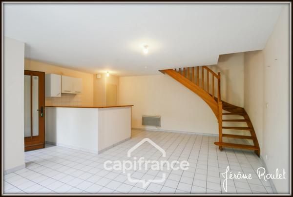 Dpt Vienne (86), à vendre NEUVILLE DE POITOU immeuble de rapport 5 logements indépendants avec cour - Terrain de 490,00 m²