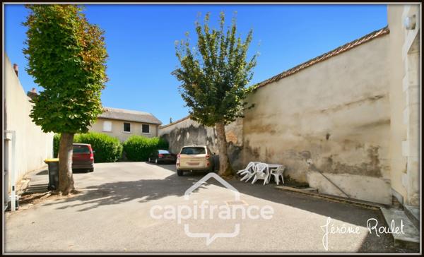 Dpt Vienne (86), à vendre NEUVILLE DE POITOU immeuble de rapport 5 logements indépendants avec cour - Terrain de 490,00 m²