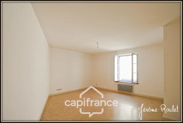 Dpt Vienne (86), à vendre NEUVILLE DE POITOU immeuble de rapport 5 logements indépendants avec cour - Terrain de 490,00 m²