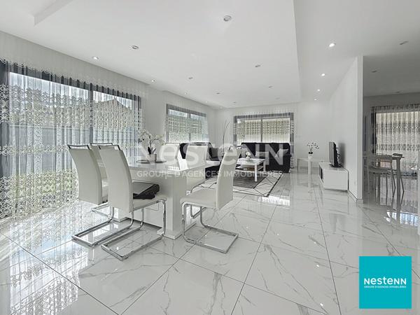 Balbigny, villa récente de 128 m2 composée de 5 pièces, dont 3 chambres, avec grand garage sur terrain clos de 647 m2.