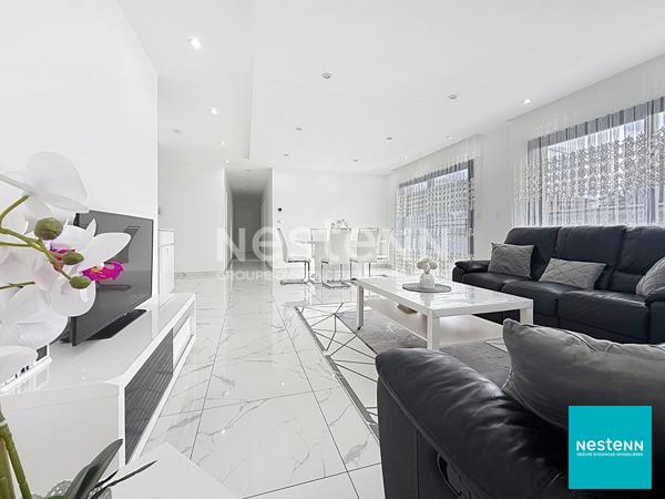 Balbigny, villa récente de 128 m2 composée de 5 pièces, dont 3 chambres, avec grand garage sur terrain clos de 647 m2.