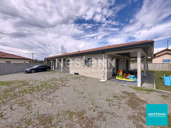 Balbigny, villa récente de 128 m2 composée de 5 pièces, dont 3 chambres, avec grand garage sur terrain clos de 647 m2.