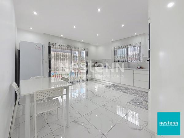 Balbigny, villa récente de 128 m2 composée de 5 pièces, dont 3 chambres, avec grand garage sur terrain clos de 647 m2.