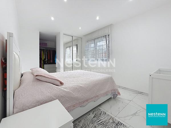 Balbigny, villa récente de 128 m2 composée de 5 pièces, dont 3 chambres, avec grand garage sur terrain clos de 647 m2.