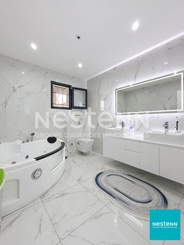 Balbigny, villa récente de 128 m2 composée de 5 pièces, dont 3 chambres, avec grand garage sur terrain clos de 647 m2.