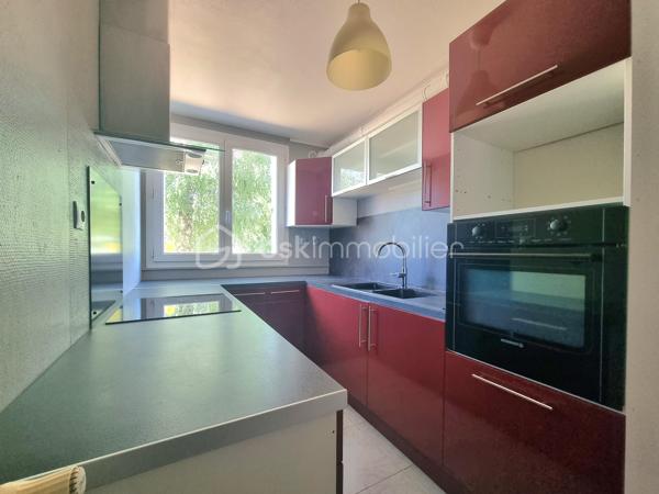Venez découvrir SANS TARDER cet agréable appartement avec balcon, idéalement situé dans une résidence calme et proche du centre-ville ainsi que de la gare SNCF (ligne P).

Au premier étage d’une résidence de deux étages, cet appartement bien agencé d'une surface de 73 m², vous offre une entrée avec placard, une cuisine aménagée, un séjour lumineux avec un accès à un balcon, une salle d’eau, un WC indépendant ainsi que trois chambres.
 
Vous bénéficierez également d’une cave.


Cet appartement à Provins offre un cadre de vie agréable et fonctionnel ! Alors n’attendez pas ! Contactez-nous !


Pour tous renseignements complémentaires, n'hésitez pas à contacter Julien et Cindy LUCIANI au 06 52 63 33 63.