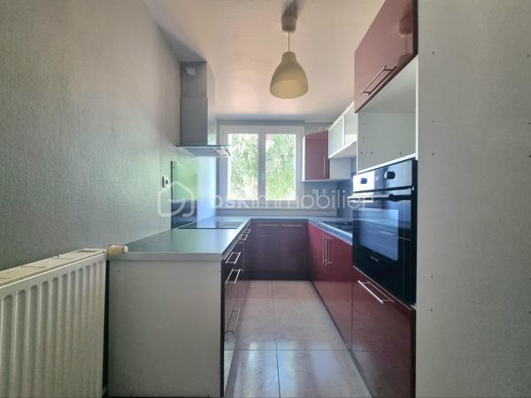 Venez découvrir SANS TARDER cet agréable appartement avec balcon, idéalement situé dans une résidence calme et proche du centre-ville ainsi que de la gare SNCF (ligne P).

Au premier étage d’une résidence de deux étages, cet appartement bien agencé d'une surface de 73 m², vous offre une entrée avec placard, une cuisine aménagée, un séjour lumineux avec un accès à un balcon, une salle d’eau, un WC indépendant ainsi que trois chambres.
 
Vous bénéficierez également d’une cave.


Cet appartement à Provins offre un cadre de vie agréable et fonctionnel ! Alors n’attendez pas ! Contactez-nous !


Pour tous renseignements complémentaires, n'hésitez pas à contacter Julien et Cindy LUCIANI au 06 52 63 33 63.