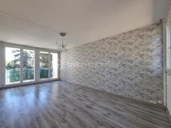 Venez découvrir SANS TARDER cet agréable appartement avec balcon, idéalement situé dans une résidence calme et proche du centre-ville ainsi que de la gare SNCF (ligne P).

Au premier étage d’une résidence de deux étages, cet appartement bien agencé d'une surface de 73 m², vous offre une entrée avec placard, une cuisine aménagée, un séjour lumineux avec un accès à un balcon, une salle d’eau, un WC indépendant ainsi que trois chambres.
 
Vous bénéficierez également d’une cave.


Cet appartement à Provins offre un cadre de vie agréable et fonctionnel ! Alors n’attendez pas ! Contactez-nous !


Pour tous renseignements complémentaires, n'hésitez pas à contacter Julien et Cindy LUCIANI au 06 52 63 33 63.