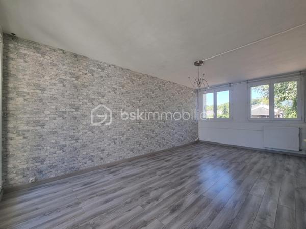 Venez découvrir SANS TARDER cet agréable appartement avec balcon, idéalement situé dans une résidence calme et proche du centre-ville ainsi que de la gare SNCF (ligne P).

Au premier étage d’une résidence de deux étages, cet appartement bien agencé d'une surface de 73 m², vous offre une entrée avec placard, une cuisine aménagée, un séjour lumineux avec un accès à un balcon, une salle d’eau, un WC indépendant ainsi que trois chambres.
 
Vous bénéficierez également d’une cave.


Cet appartement à Provins offre un cadre de vie agréable et fonctionnel ! Alors n’attendez pas ! Contactez-nous !


Pour tous renseignements complémentaires, n'hésitez pas à contacter Julien et Cindy LUCIANI au 06 52 63 33 63.