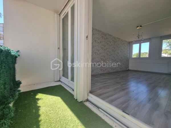 Venez découvrir SANS TARDER cet agréable appartement avec balcon, idéalement situé dans une résidence calme et proche du centre-ville ainsi que de la gare SNCF (ligne P).

Au premier étage d’une résidence de deux étages, cet appartement bien agencé d'une surface de 73 m², vous offre une entrée avec placard, une cuisine aménagée, un séjour lumineux avec un accès à un balcon, une salle d’eau, un WC indépendant ainsi que trois chambres.
 
Vous bénéficierez également d’une cave.


Cet appartement à Provins offre un cadre de vie agréable et fonctionnel ! Alors n’attendez pas ! Contactez-nous !


Pour tous renseignements complémentaires, n'hésitez pas à contacter Julien et Cindy LUCIANI au 06 52 63 33 63.