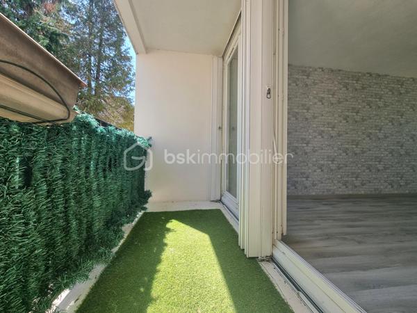 Venez découvrir SANS TARDER cet agréable appartement avec balcon, idéalement situé dans une résidence calme et proche du centre-ville ainsi que de la gare SNCF (ligne P).

Au premier étage d’une résidence de deux étages, cet appartement bien agencé d'une surface de 73 m², vous offre une entrée avec placard, une cuisine aménagée, un séjour lumineux avec un accès à un balcon, une salle d’eau, un WC indépendant ainsi que trois chambres.
 
Vous bénéficierez également d’une cave.


Cet appartement à Provins offre un cadre de vie agréable et fonctionnel ! Alors n’attendez pas ! Contactez-nous !


Pour tous renseignements complémentaires, n'hésitez pas à contacter Julien et Cindy LUCIANI au 06 52 63 33 63.