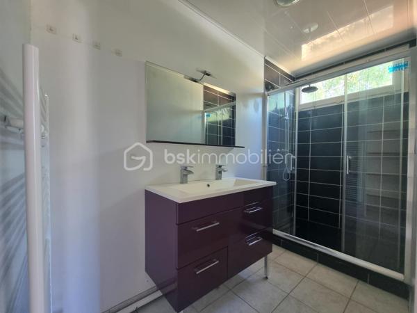 Venez découvrir SANS TARDER cet agréable appartement avec balcon, idéalement situé dans une résidence calme et proche du centre-ville ainsi que de la gare SNCF (ligne P).

Au premier étage d’une résidence de deux étages, cet appartement bien agencé d'une surface de 73 m², vous offre une entrée avec placard, une cuisine aménagée, un séjour lumineux avec un accès à un balcon, une salle d’eau, un WC indépendant ainsi que trois chambres.
 
Vous bénéficierez également d’une cave.


Cet appartement à Provins offre un cadre de vie agréable et fonctionnel ! Alors n’attendez pas ! Contactez-nous !


Pour tous renseignements complémentaires, n'hésitez pas à contacter Julien et Cindy LUCIANI au 06 52 63 33 63.