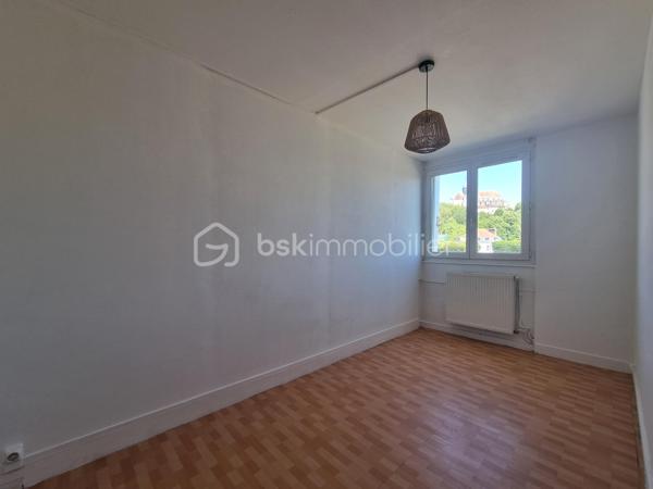 Venez découvrir SANS TARDER cet agréable appartement avec balcon, idéalement situé dans une résidence calme et proche du centre-ville ainsi que de la gare SNCF (ligne P).

Au premier étage d’une résidence de deux étages, cet appartement bien agencé d'une surface de 73 m², vous offre une entrée avec placard, une cuisine aménagée, un séjour lumineux avec un accès à un balcon, une salle d’eau, un WC indépendant ainsi que trois chambres.
 
Vous bénéficierez également d’une cave.


Cet appartement à Provins offre un cadre de vie agréable et fonctionnel ! Alors n’attendez pas ! Contactez-nous !


Pour tous renseignements complémentaires, n'hésitez pas à contacter Julien et Cindy LUCIANI au 06 52 63 33 63.
