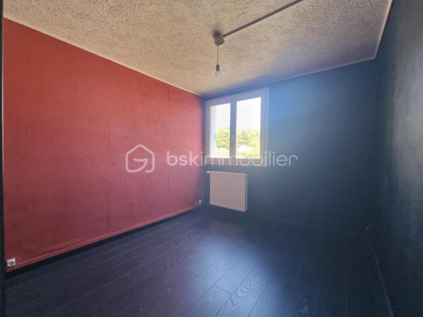Venez découvrir SANS TARDER cet agréable appartement avec balcon, idéalement situé dans une résidence calme et proche du centre-ville ainsi que de la gare SNCF (ligne P).

Au premier étage d’une résidence de deux étages, cet appartement bien agencé d'une surface de 73 m², vous offre une entrée avec placard, une cuisine aménagée, un séjour lumineux avec un accès à un balcon, une salle d’eau, un WC indépendant ainsi que trois chambres.
 
Vous bénéficierez également d’une cave.


Cet appartement à Provins offre un cadre de vie agréable et fonctionnel ! Alors n’attendez pas ! Contactez-nous !


Pour tous renseignements complémentaires, n'hésitez pas à contacter Julien et Cindy LUCIANI au 06 52 63 33 63.