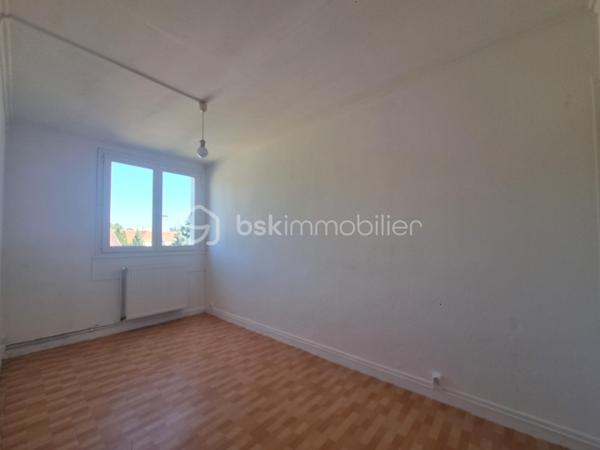 Venez découvrir SANS TARDER cet agréable appartement avec balcon, idéalement situé dans une résidence calme et proche du centre-ville ainsi que de la gare SNCF (ligne P).

Au premier étage d’une résidence de deux étages, cet appartement bien agencé d'une surface de 73 m², vous offre une entrée avec placard, une cuisine aménagée, un séjour lumineux avec un accès à un balcon, une salle d’eau, un WC indépendant ainsi que trois chambres.
 
Vous bénéficierez également d’une cave.


Cet appartement à Provins offre un cadre de vie agréable et fonctionnel ! Alors n’attendez pas ! Contactez-nous !


Pour tous renseignements complémentaires, n'hésitez pas à contacter Julien et Cindy LUCIANI au 06 52 63 33 63.