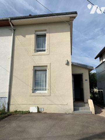 Une maison à usage d'habitation mitoyenne d'un côté terrain hangar et garage