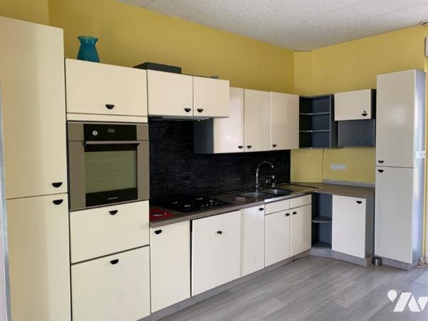 Une maison à usage d'habitation mitoyenne d'un côté terrain hangar et garage