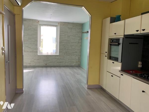 Une maison à usage d'habitation mitoyenne d'un côté terrain hangar et garage